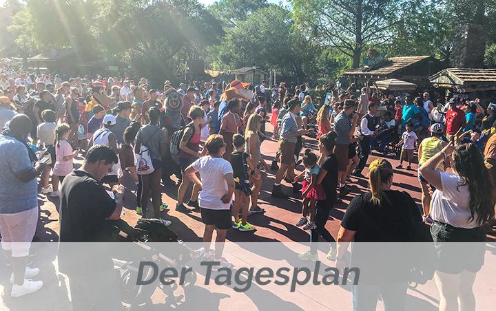 Besuchermassen im Frontierland des Magic Kingdom im Walt Disney World